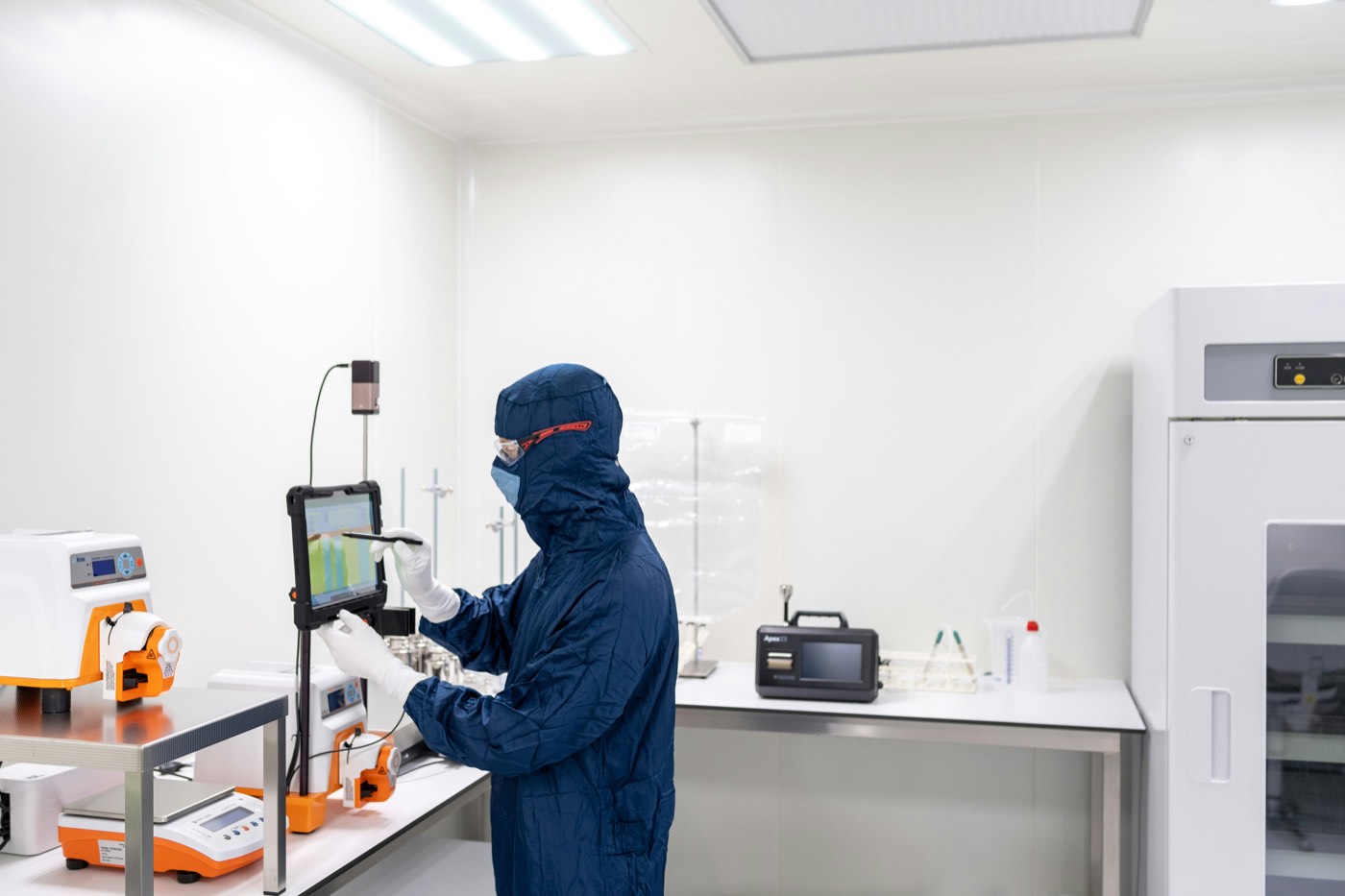 Operator running process equipment on a manual assembly line inside a Class 7 cleanroom at A&M BioMedical